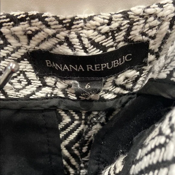 Banana Republic Black and White Geometric Bermuda Shorts - Picture 2 of 3